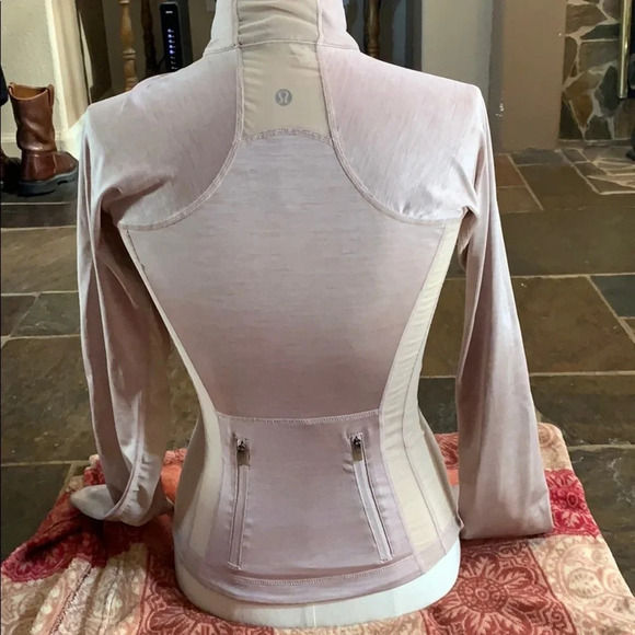 Lululemon catch me air jacket (RARE) - Picture 4 of 9